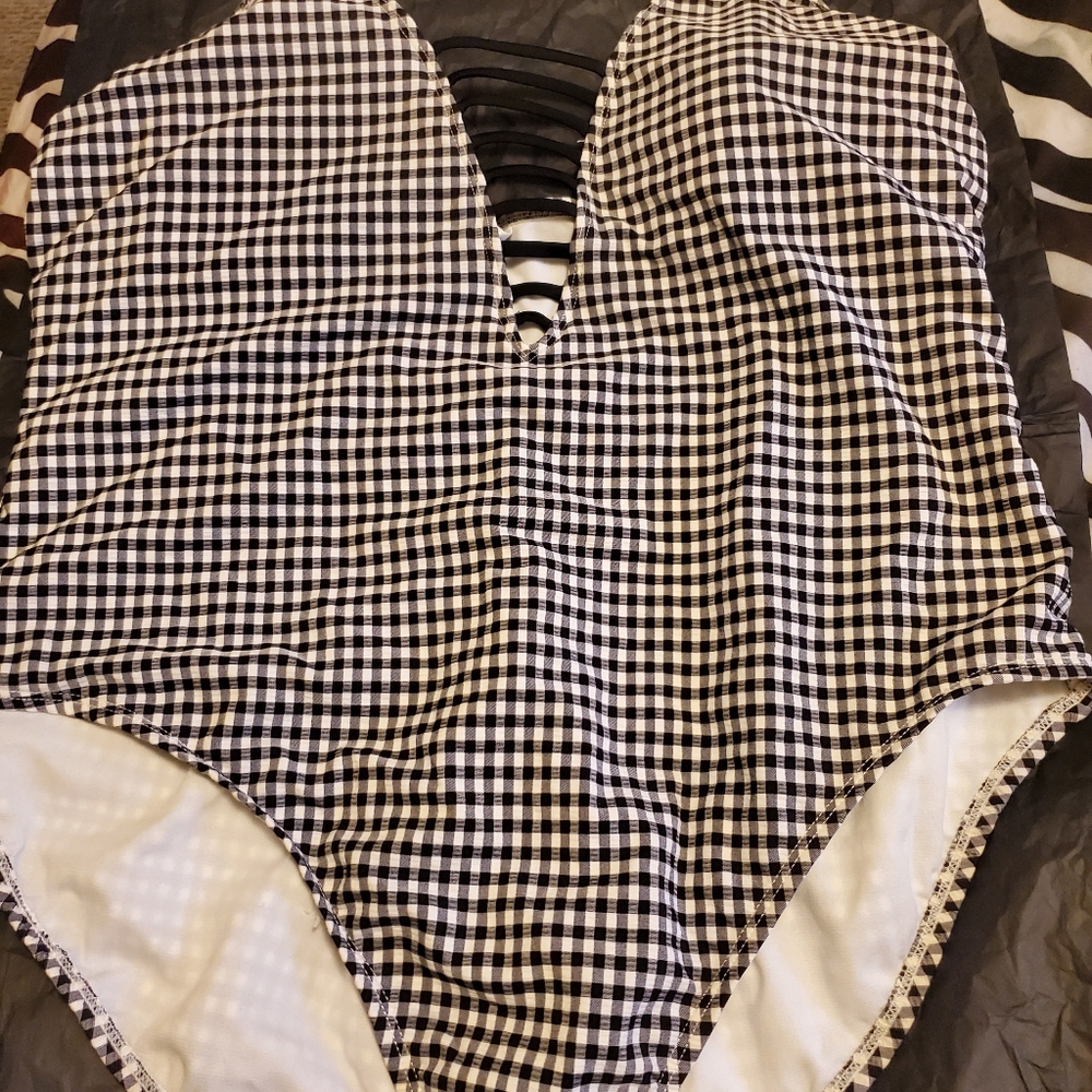 Black and white swim 20w 22w